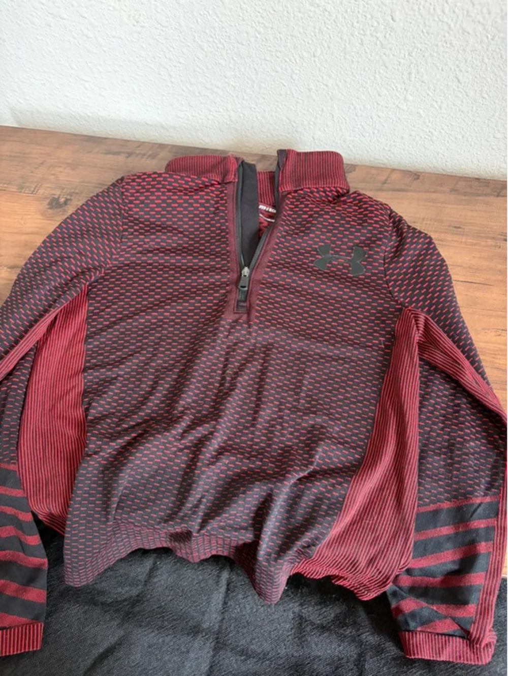 Youth Under Armour boys red/black heatgear 1/4 zip size YXS loose fit